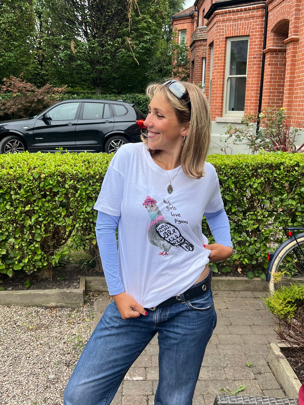 ‘hot girls love pigeons’ tee